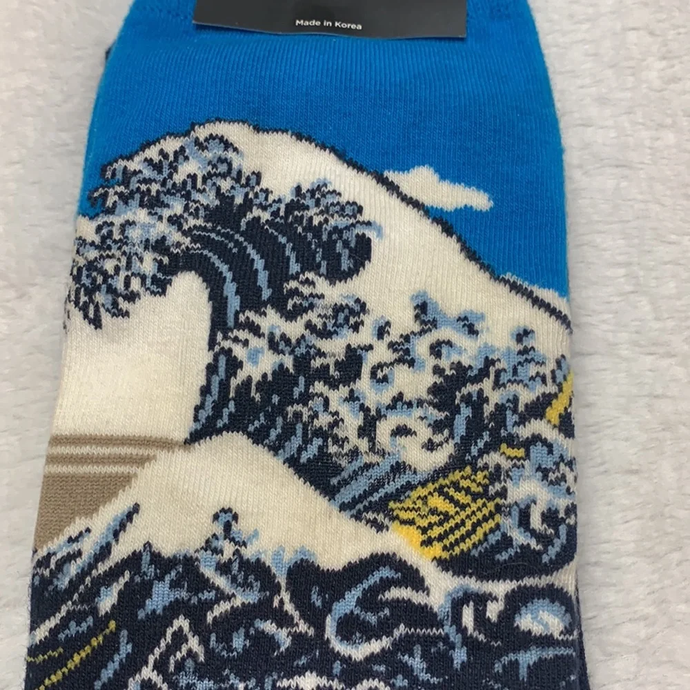 🌹NWT HOT SOX • MenS Famous Artist Series Great Waves Blue & White Crew Socks